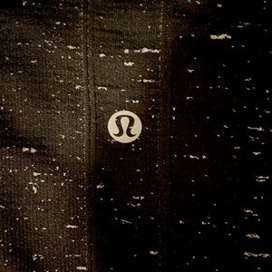 BLACK AND WHITE LULULEMON TOP 🖤